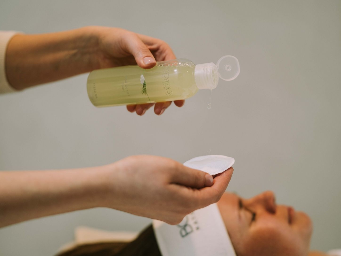 Skin Control Tonic in behandeling Skin Control Tonic in behandeling